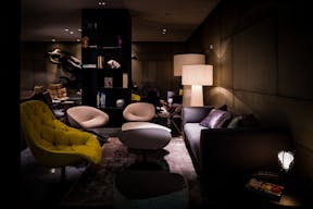 Stylish Design Bar in Historic City Center - Image 2