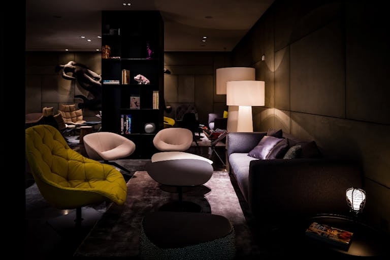 Stylish Design Bar in Historic City Center - Image 2