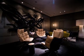 Stylish Design Bar in Historic City Center - Image 3