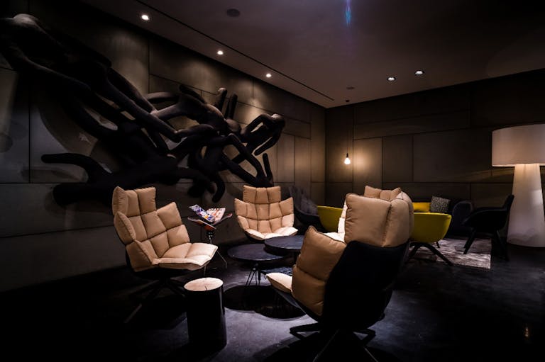 Stylish Design Bar in Historic City Center - Image 3