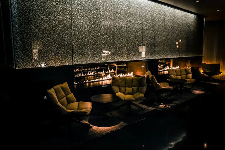 Stylish Design Bar in Historic City Center - Image 4