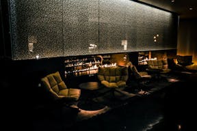 Stylish Design Bar in Historic City Center - Image 4