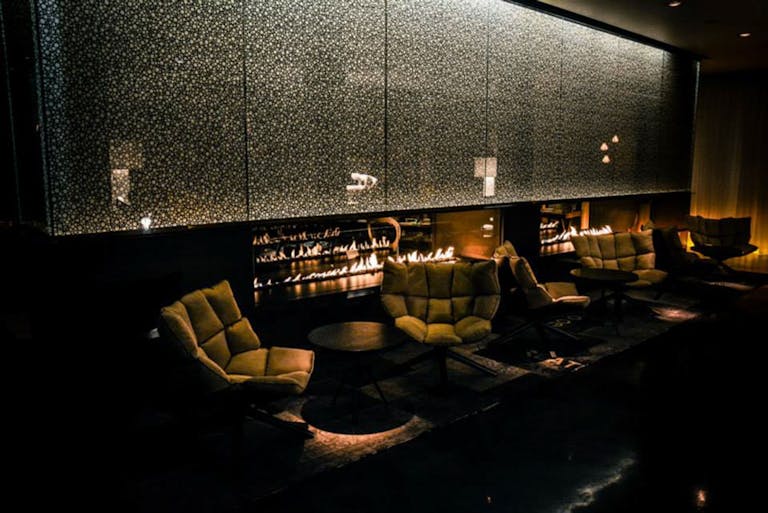 Stylish Design Bar in Historic City Center - Image 4