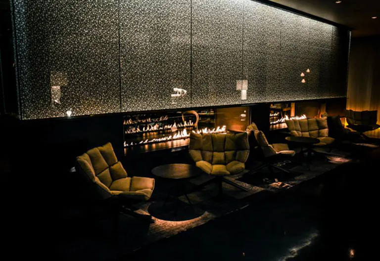 Stylish Design Bar in Historic City Center - Image 4
