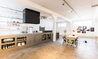 Extensive Open Space in the Vibrant De Pijp neighborhood - Image 2