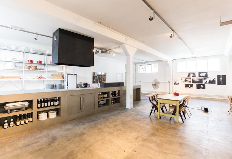 Extensive Open Space in the Vibrant De Pijp neighborhood - Image 2