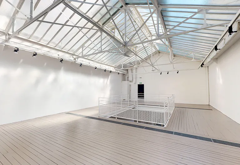 Art Gallery - Showroom in Le Marais - Image 1