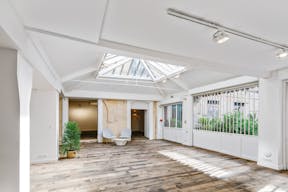 Bright Showroom in Le Marais - Image 3