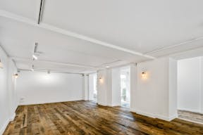 Bright Showroom in Le Marais - Image 6