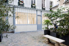 Showroom in Vibrant Le Marais - Image 10