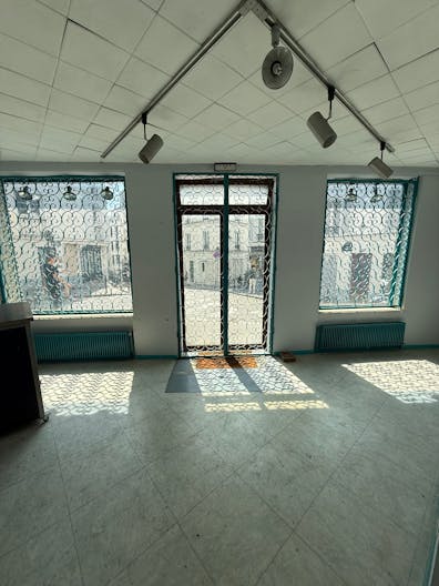 Butte Montmartre - excellente visibilté et flux de passants constant - entre 20 et 150 m2  - Image 2