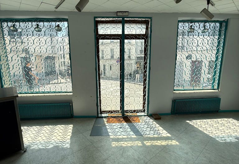 Butte Montmartre - excellente visibilté et flux de passants constant - entre 20 et 150 m2 - Image 2