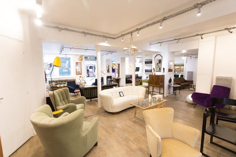 Pop-Up Store in Busy Palais-Royal - Image 0