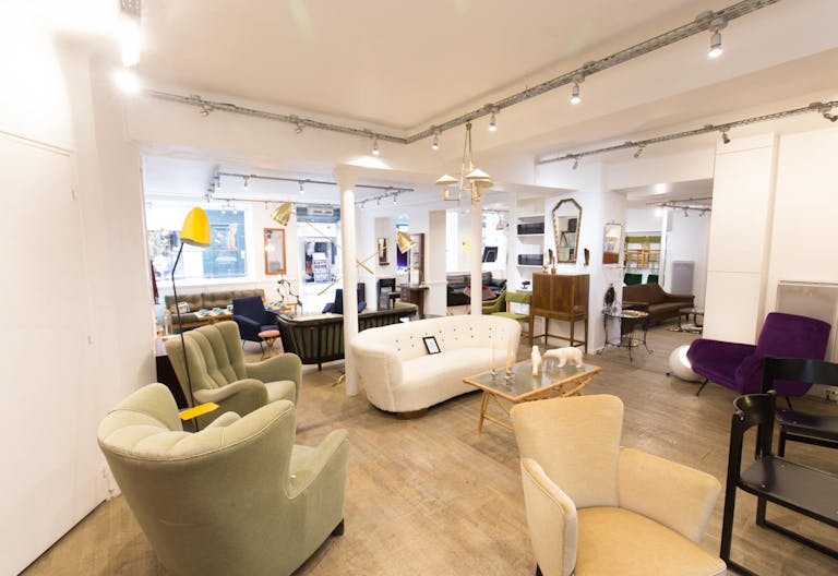 Pop-Up Store in Busy Palais-Royal - Image 0