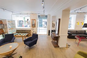 Pop-Up Store in Busy Palais-Royal - Image 1