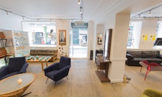 Pop-Up Store in Busy Palais-Royal - Image 1