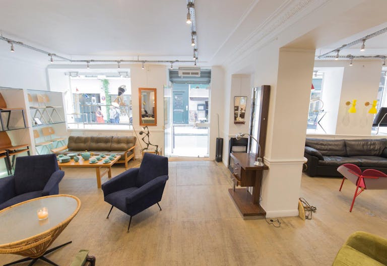 Pop-Up Store in Busy Palais-Royal - Image 1