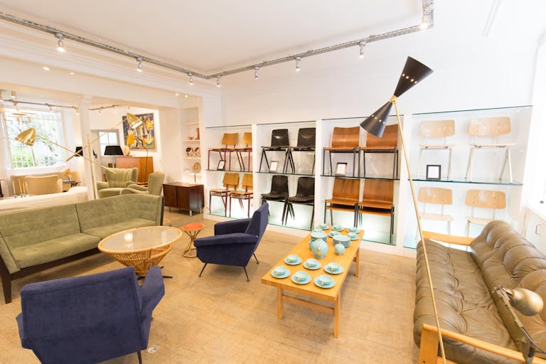 Pop-Up Store in Busy Palais-Royal - Image 2