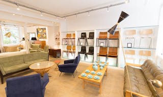 Pop-Up Store in Busy Palais-Royal - Image 2