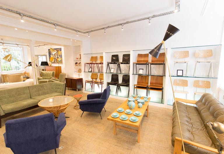 Pop-Up Store in Busy Palais-Royal - Image 2