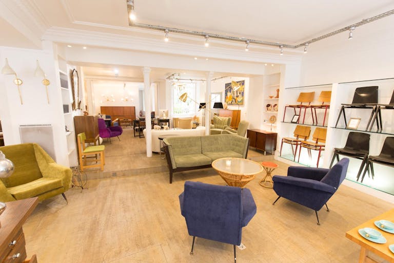 Pop-Up Store in Busy Palais-Royal - Image 3