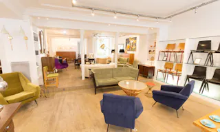 Pop-Up Store in Busy Palais-Royal - Image 3