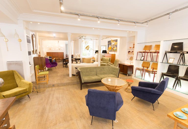 Pop-Up Store in Busy Palais-Royal - Image 3