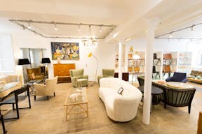 Pop-Up Store in Busy Palais-Royal - Image 4