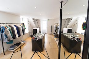 Boutique in Bustling Le Marais - Image 0