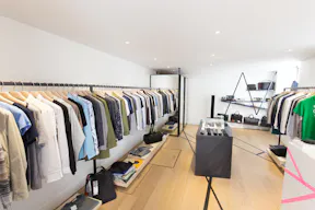 Boutique in Bustling Le Marais - Image 1
