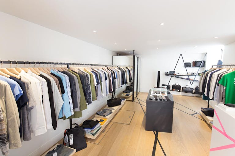 Boutique in Bustling Le Marais - Image 1