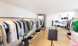 Boutique in Bustling Le Marais - Image 1