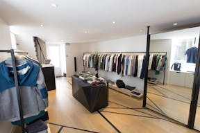 Boutique in Bustling Le Marais - Image 2