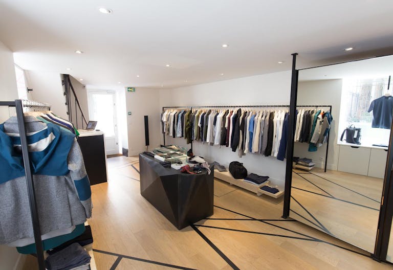 Boutique in Bustling Le Marais - Image 2