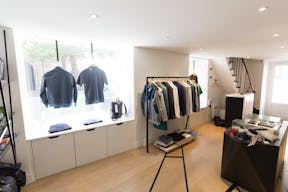 Boutique in Bustling Le Marais - Image 3