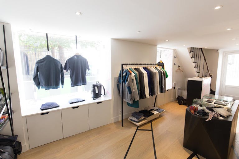 Boutique in Bustling Le Marais - Image 3