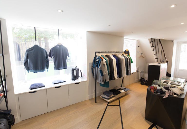 Boutique in Bustling Le Marais - Image 3