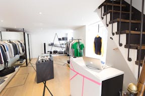 Boutique in Bustling Le Marais - Image 4