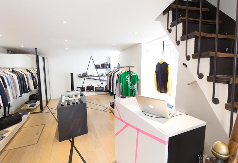 Boutique in Bustling Le Marais - Image 4