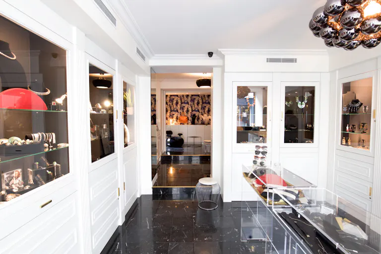 Stylish Boutique in Le Marais - Image 2
