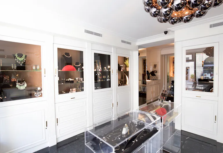Stylish Boutique in Le Marais - Image 3