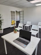 Doral unique office space with spectacular lake views - Image 3