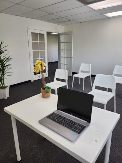Doral unique office space with spectacular lake views - Image 3