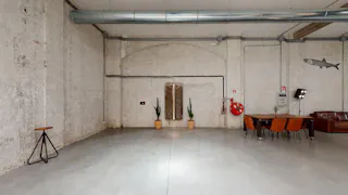 Raw Elegance: 300 sqm Industrial Open Space for Creative Projects, Showrooms and more. - Image 6