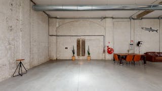 Raw Elegance: 300 sqm Industrial Open Space for Creative Projects, Showrooms and more. - Image 6