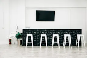 Bright and clean open space for creatives and events - Image 2
