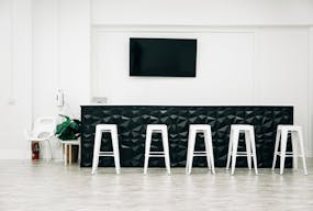 Bright and clean open space for creatives and events - Image 2