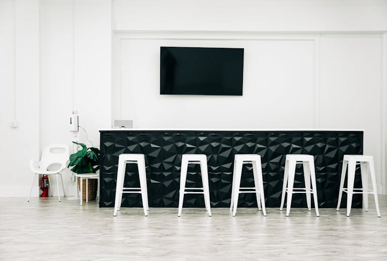 Bright and clean open space for creatives and events - Image 2