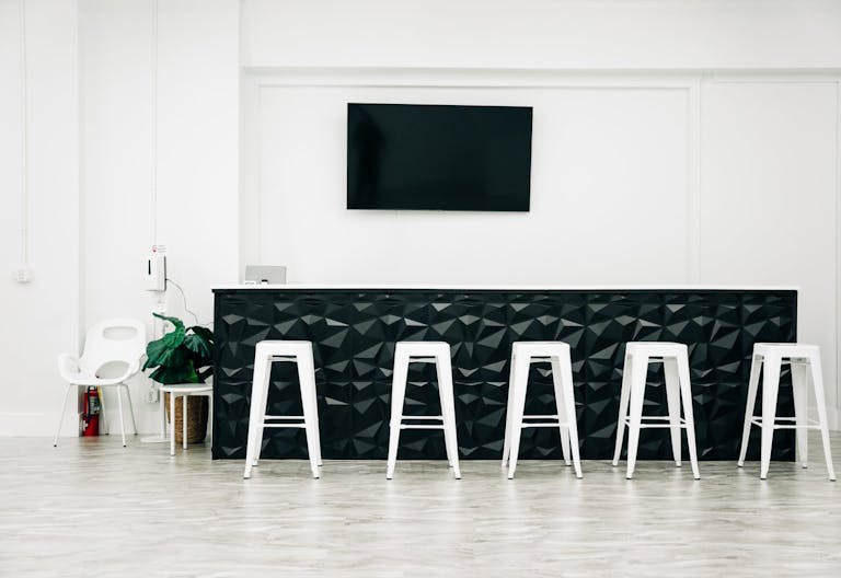 Bright and clean open space for creatives and events - Image 2