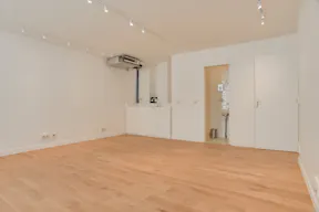 Showroom Boutique in Canal Saint Martin - Image 12